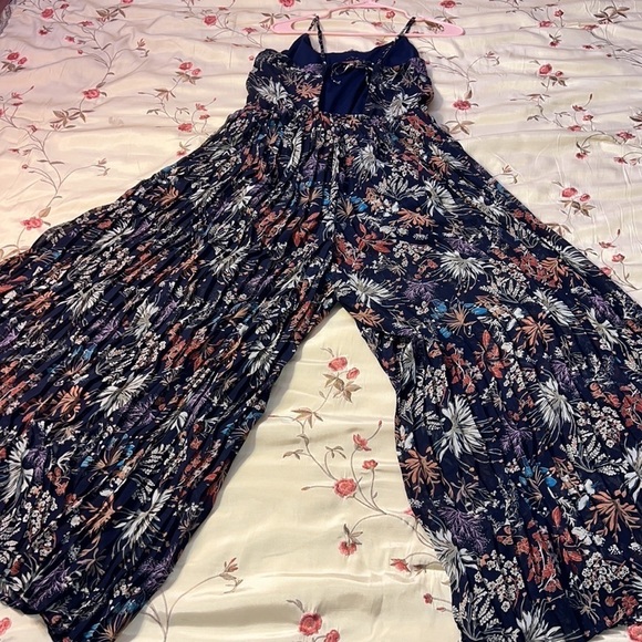 Superfoxx Pleated Floral Jumpsuit size Medium - Picture 5 of 5